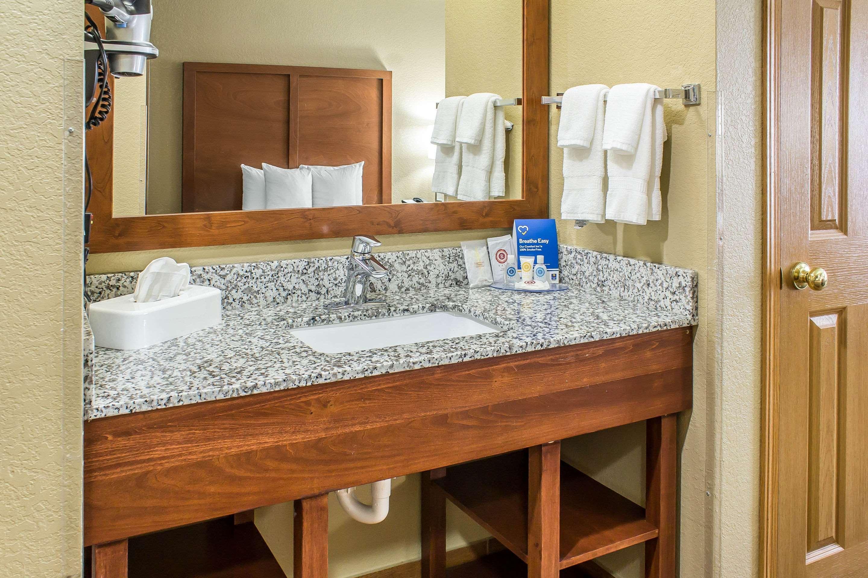 Comfort Inn & Suites Cedar Rapids North - Collins Road Εξωτερικό φωτογραφία