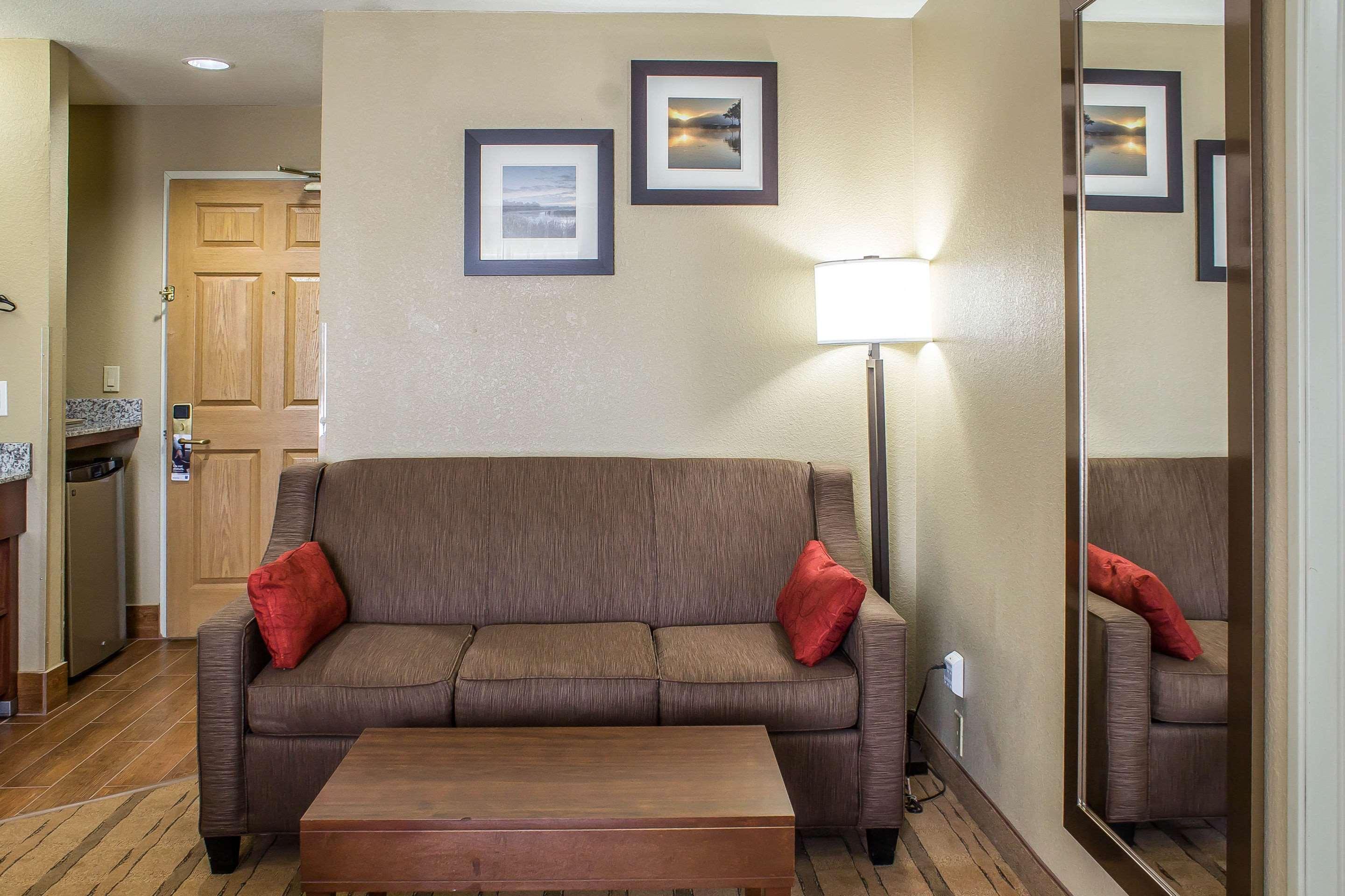 Comfort Inn & Suites Cedar Rapids North - Collins Road Εξωτερικό φωτογραφία