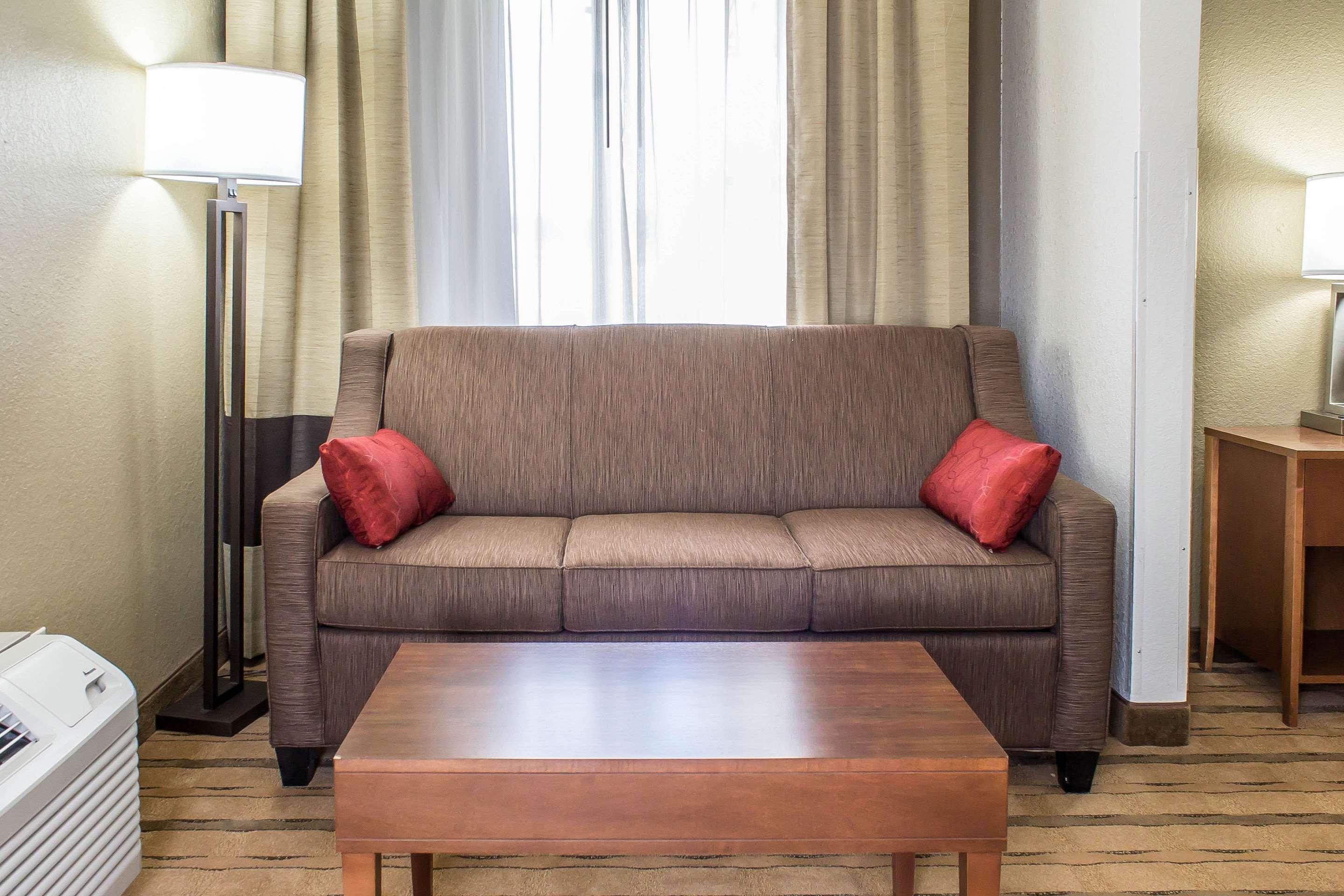 Comfort Inn & Suites Cedar Rapids North - Collins Road Εξωτερικό φωτογραφία