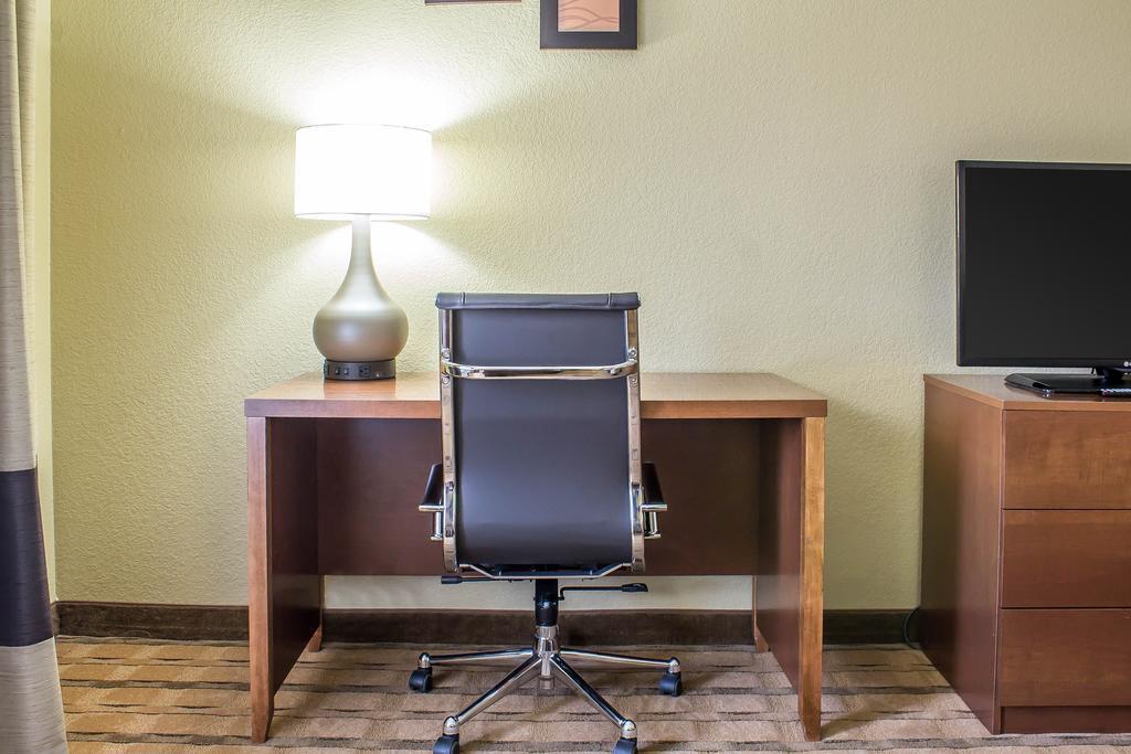 Comfort Inn & Suites Cedar Rapids North - Collins Road Εξωτερικό φωτογραφία