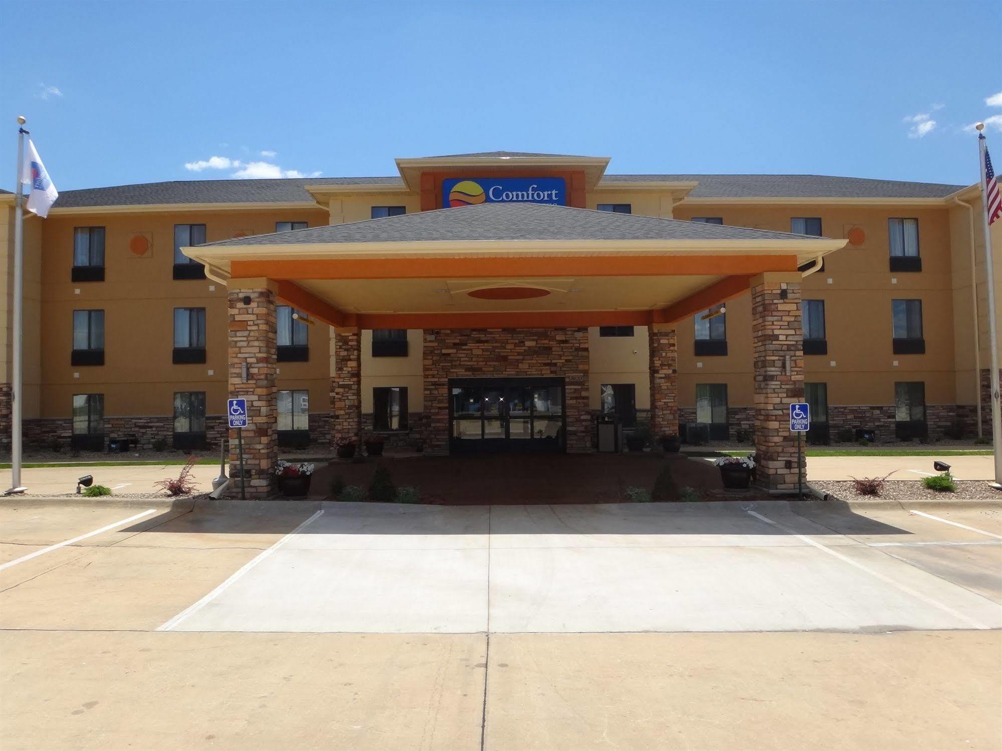 Comfort Inn & Suites Cedar Rapids North - Collins Road Εξωτερικό φωτογραφία